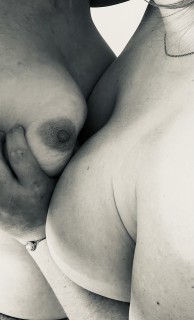 Ses mains autour de mes seins 