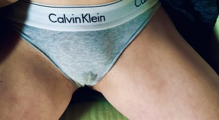 Cullote sale d'une chate viege de 23 ans marque Calvin Klein 