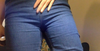 Gros pipi dans un jeans