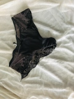 Petite culotte noir et grise en dentelle