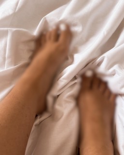 Petits pieds bien entretenus et manucurés