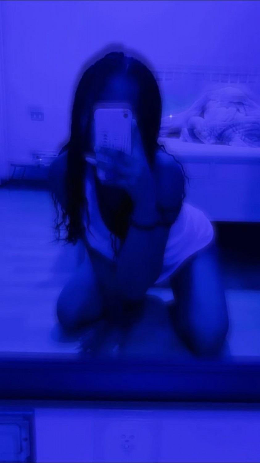 Ses mains autour de mes seins 